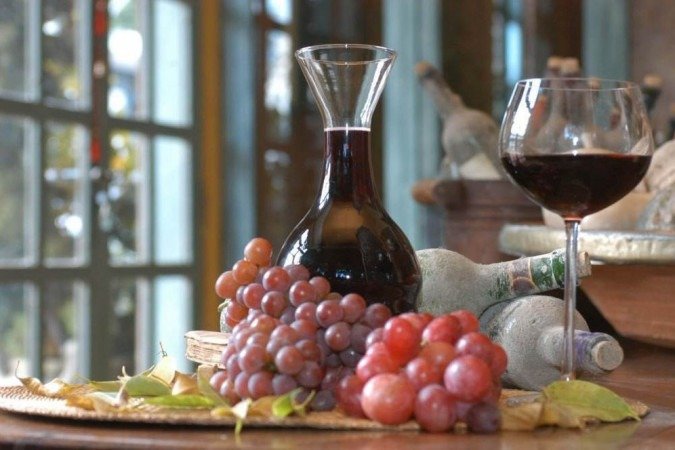 Vinho tinto e suco de uva integral aumentam o fluxo de sangue no corpo. Mas, atenção: álcool em excesso prejudica o bom desempenho sexual Vinho tinto e suco de uva integral aumentam o fluxo de sangue no corpo. Mas, atenção: álcool em excesso prejudica o bom desempenho sexual