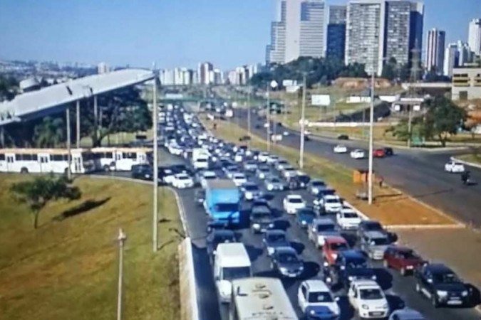 Trânsito lento na EPTG, por volta das 15h30, desta sexta-feira (4/6) -  (crédito: Divulgação / DER-DF)