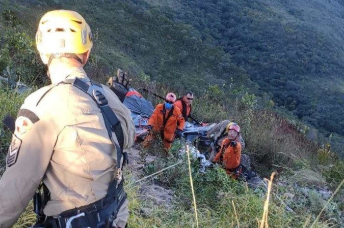 Equipes do Corpo de Bombeiros no resgate ao esportista