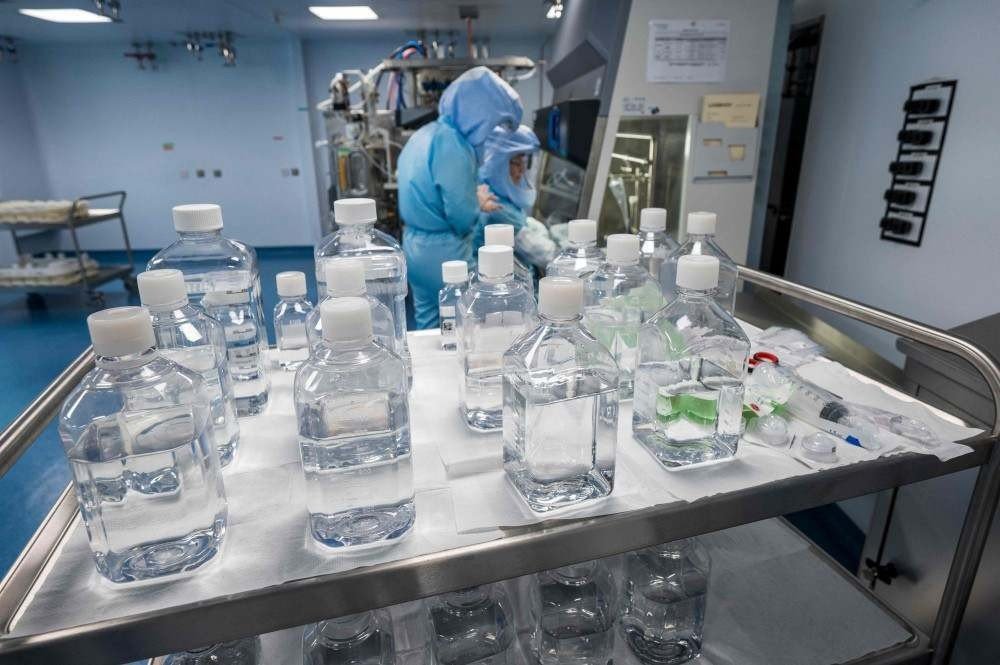 Cientistas testam remédio anticovid; Brasil inicia análise de soros