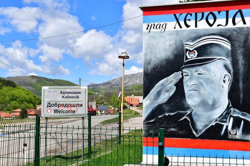 Sérvios da Bósnia homenageiam criminoso de guerra Ratko Mladic como herói