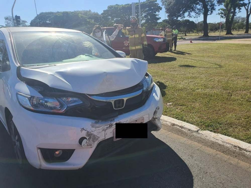 Duas crianças ficam feridas em acidente de carro no Plano Piloto. Colisão entre dois veículos de passeio ocorreu na tarde desta sexta (4/6). Meninas, de 3 e 10 anos, foram levadas ao Hospital de Base com dores na cabeça e no ombro