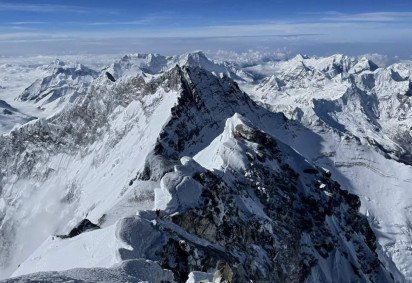 Derretimento de geleira no Himalaia revela corpo de paquistanês desaparecido há 28 anos; mudança climática acelerou o processo -  (crédito: Lakpa SHERPA / AFP)