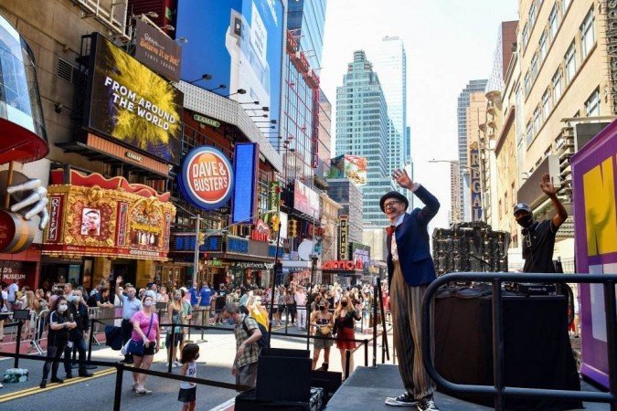 Bill Irwin (E) e DJ Duane Harriott se apresentam no Let’s Get This Show on the Street: New 42 comemora a educação artística na 42nd Street em 05 de junho de 2021 na Times Square de Nova York. -  (crédito: Bryan Bedder / GETTY IMAGES NORTH AMERICA / Getty Images via AFP)