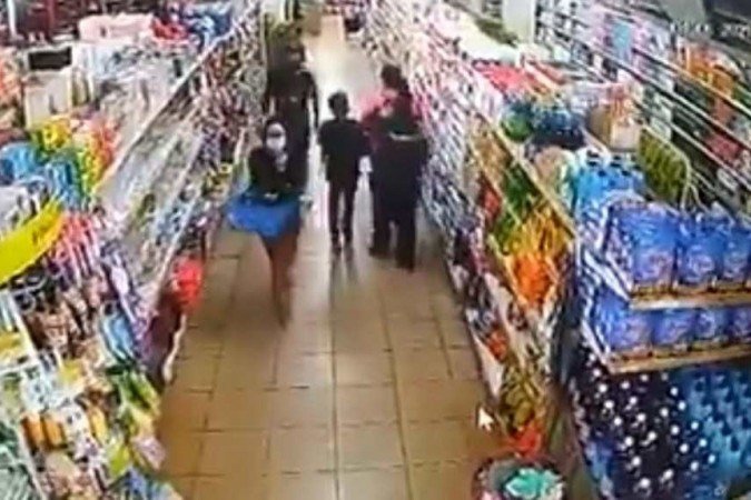 Imagens das câmeras de segurança do estabelecimento registraram momento da ação - (crédito: Reprodução) Imagens das câmeras de segurança do estabelecimento registraram momento da ação - (crédito: Reprodução)