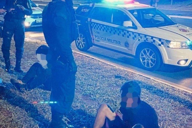 Dois homens foram abordados, pouco tempo depois de uma tentativa de roubo com uso de arma branca - (crédito: Imprensa PMDF/ Divulgação) Dois homens foram abordados, pouco tempo depois de uma tentativa de roubo com uso de arma branca - (crédito: Imprensa PMDF/ Divulgação)