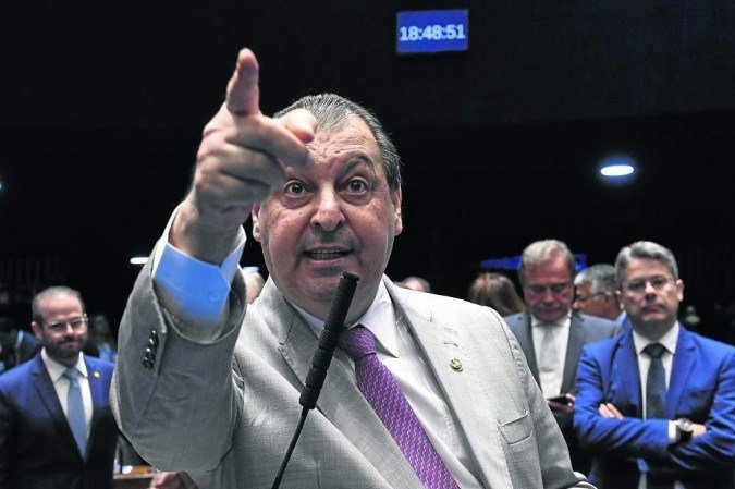 "O ministro da Sa&uacute;de &eacute; Bolsonaro"