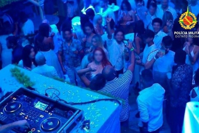 Além das irregularidades encontradas no barco, a festa era clandestina por descumprir as medidas sanitárias - (crédito: PMDF/Divulgação ) Além das irregularidades encontradas no barco, a festa era clandestina por descumprir as medidas sanitárias - (crédito: PMDF/Divulgação )
