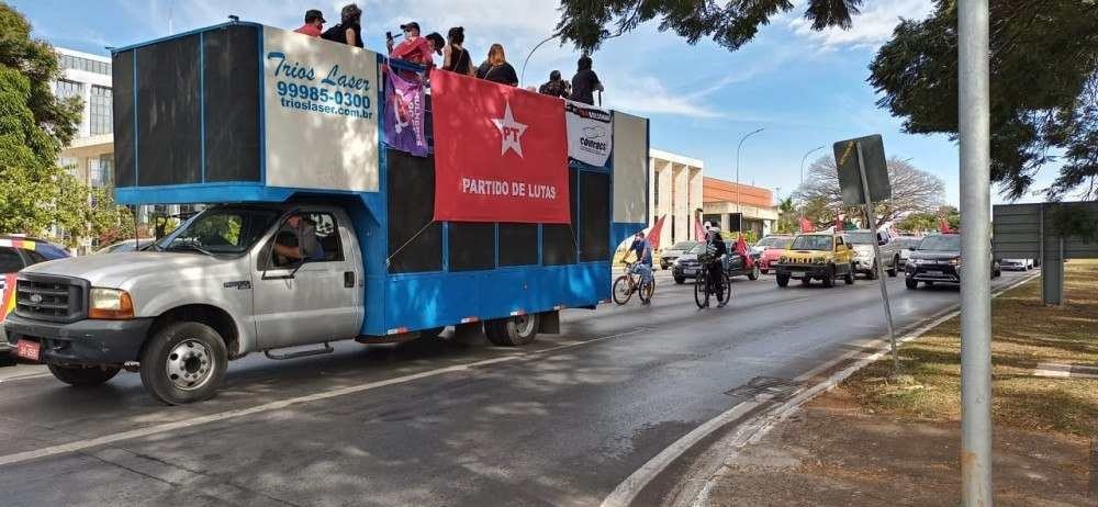 Protesto contra Copa América reúne cerca de 200 carros na Praça do Buriti