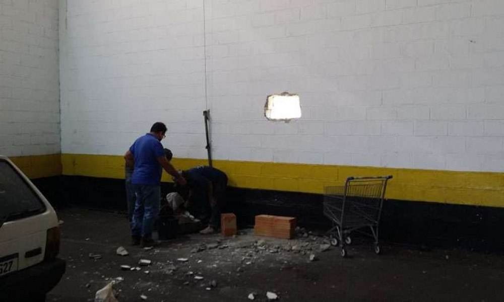 Ladrões furam parede para invadir supermercado e arrombam cofres