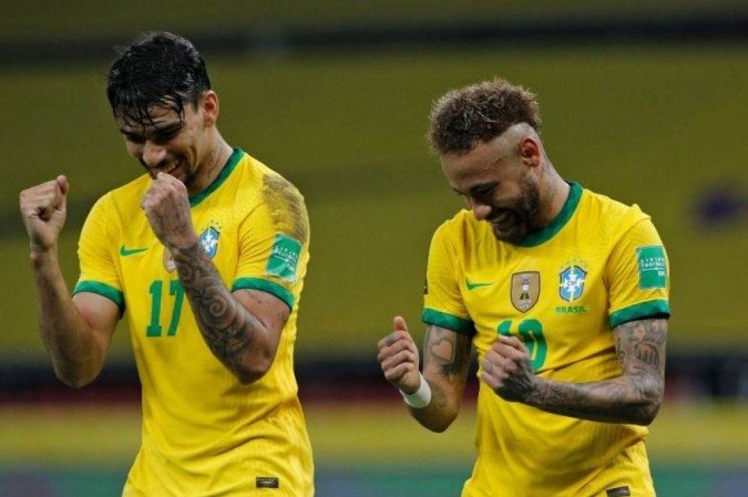 Lucas Paqueta e Neymar comemoram gol pela Seleção Brasileira nas Eliminatórias