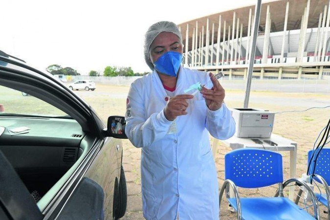 Mantido o atual planejamento do GDF, serão necessárias 42 semanas para imunizar todas as pessoas com mais de 18 anos - (crédito: Ed Alves/CB/D.A Press ) Mantido o atual planejamento do GDF, serão necessárias 42 semanas para imunizar todas as pessoas com mais de 18 anos - (crédito: Ed Alves/CB/D.A Press )