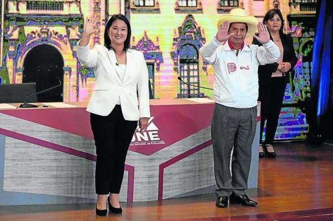 Os adversários no último debate: promessa de respeitar resultados das urnas