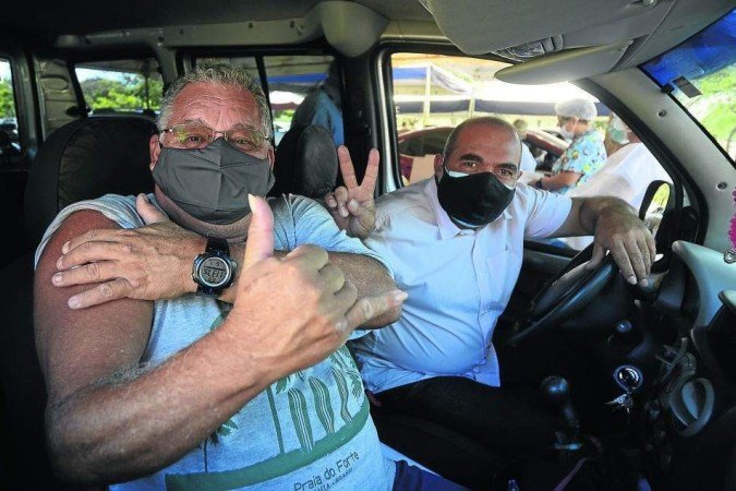 O motorista Jorge Silva (D) visitou o posto do Estacionamento 12 do Parque da Cidade com o primo Joselito: O motorista Jorge Silva (D) visitou o posto do Estacionamento 12 do Parque da Cidade com o primo Joselito: