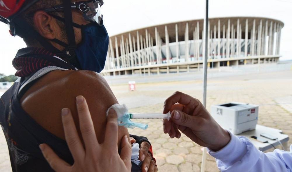 O motorista de ônibus Valdir Correia Chaves, 46 anos e morador de São Sebastião, aproveitou o agendamento da vacina e foi de bicicleta para o drive-thru do estádio.