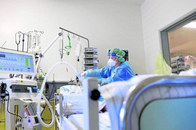 A abordagem de infusão única foi testada em voluntários graves: entubados e com pneumonia relacionada à infecção pelo novo coronavírus - (crédito: Ronny Hartmann/AFP) A abordagem de infusão única foi testada em voluntários graves: entubados e com pneumonia relacionada à infecção pelo novo coronavírus - (crédito: Ronny Hartmann/AFP)