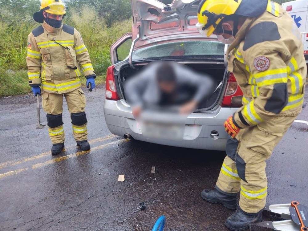 Homem é encontrado dentro de porta-malas em acidente 