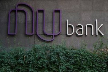 View of the logo of Brazilian FinTech startup Nubank outside its headquarters, in Sao Paulo, Brazil, on June 9, 2021. Nubank announced on June 8, 2021 that the investment company of US magnate Warren Buffett, Berkshire Hathaway Inc (BRKa.N), has bought a 500 million dollar stake in the digital bank, capital that will be invested in its expansion. / AFP / NELSON ALMEIDA - (crédito: NELSON ALMEIDA) View of the logo of Brazilian FinTech startup Nubank outside its headquarters, in Sao Paulo, Brazil, on June 9, 2021. Nubank announced on June 8, 2021 that the investment company of US magnate Warren Buffett, Berkshire Hathaway Inc (BRKa.N), has bought a 500 million dollar stake in the digital bank, capital that will be invested in its expansion. / AFP / NELSON ALMEIDA - (crédito: NELSON ALMEIDA)