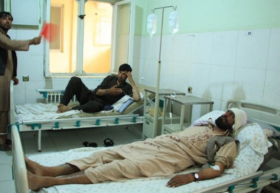 Pessoas feridas recebem tratamento em um hospital após um ataque de atiradores mascarados que matou 10 pessoas que trabalhavam para a organização de remoção de minas HALO Trust, em Pol-e-Khomri na província de Baghlan em 9 de junho de 2021. / AFP
