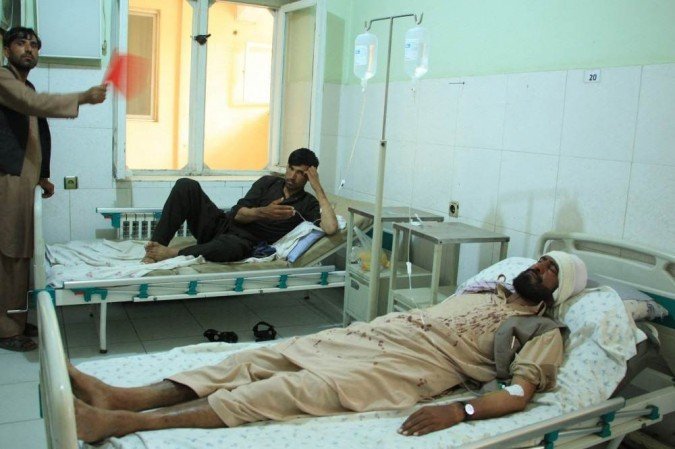 (crédito: Pessoas feridas recebem tratamento em um hospital após um ataque de atiradores mascarados que matou 10 pessoas que trabalhavam para a organização de remoção de minas HALO Trust, em Pol-e-Khomri na província de Baghlan em 9 de junho de 2021. / AFP) (crédito: Pessoas feridas recebem tratamento em um hospital após um ataque de atiradores mascarados que matou 10 pessoas que trabalhavam para a organização de remoção de minas HALO Trust, em Pol-e-Khomri na província de Baghlan em 9 de junho de 2021. / AFP)