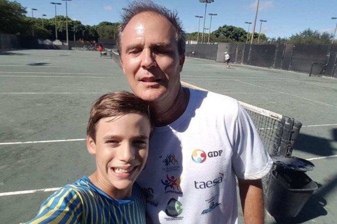 O ex-tenista Carlos Eduardo Chabalgoity atualmente treina o filho Pedro Henrique, 13 anos - (crédito: Arquivo pessoal) O ex-tenista Carlos Eduardo Chabalgoity atualmente treina o filho Pedro Henrique, 13 anos - (crédito: Arquivo pessoal)