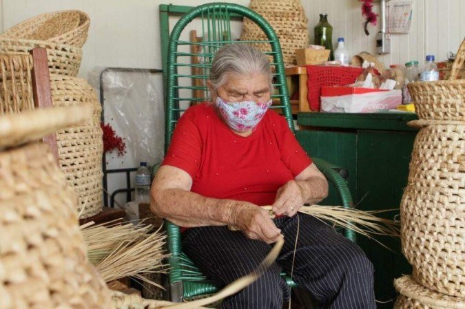 A artesã Joana Maria produz cestos de palha - (crédito: Divulgação) A artesã Joana Maria produz cestos de palha - (crédito: Divulgação)