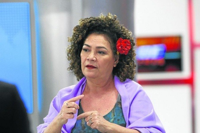 Perpétua: ideia da PEC é evitar que os militares continuem se desgastando ao não se distanciarem do governo - (crédito: Ana Rayssa) Perpétua: ideia da PEC é evitar que os militares continuem se desgastando ao não se distanciarem do governo - (crédito: Ana Rayssa)