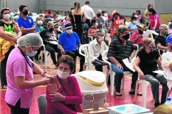 Segundo os cientistas, o efeito pode ocorrer após a vacina da covid e de outras enfermidades, como a gripe e a hepatite B - (crédito: Norberto Duarte/AFP) Segundo os cientistas, o efeito pode ocorrer após a vacina da covid e de outras enfermidades, como a gripe e a hepatite B - (crédito: Norberto Duarte/AFP)