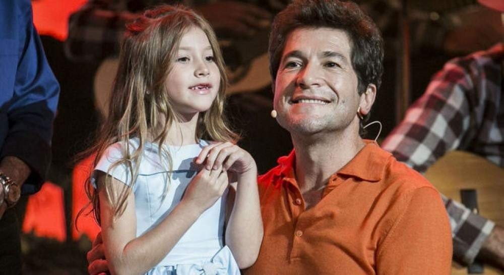 Daniel canta ao lado da filha mais velha e se emociona com o talento