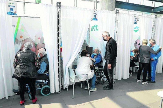 Campanha de imunização começou em dezembro, e quase 60% da população já recebeu as duas doses - (crédito: Jack Guez/AFP) Campanha de imunização começou em dezembro, e quase 60% da população já recebeu as duas doses - (crédito: Jack Guez/AFP)