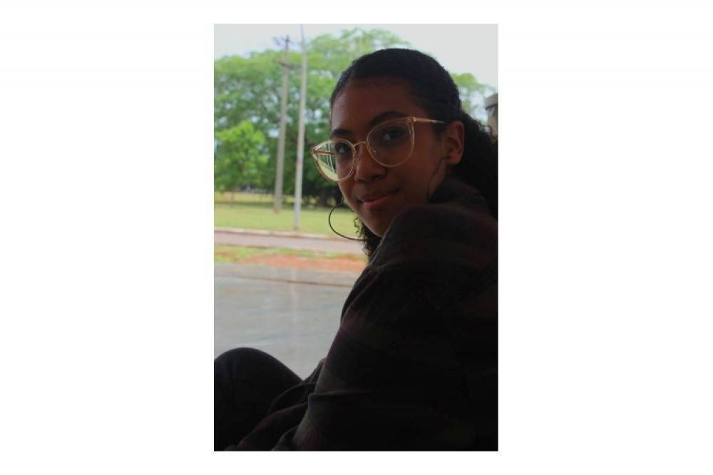 -A estudante de pedagogia K&eacute;ttrin Helena, respons&aacute;vel pelos conte&uacute;dos de portugu&ecirc;s e reda&ccedil;&atilde;o do projeto