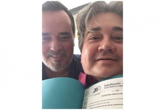 Enrique e Sandro mostram, com orgulho, o documento de união estável