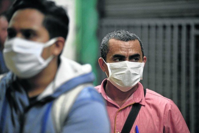 De acordo com especialistas, mesmo quem tomar a 2ª dose da vacina deve continuar se protegendo, pois a maioria da população não está imunizada -  (crédito: MINERVINO JUNIOR                    )