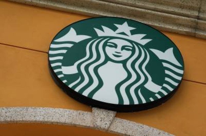 A ação da Starbucks saltava 7,4% nos negócios do pré-mercado de Nova York - (crédito: JOE RAEDLE/AFP) A ação da Starbucks saltava 7,4% nos negócios do pré-mercado de Nova York - (crédito: JOE RAEDLE/AFP)