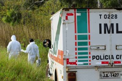 Corpo de vítima é encontrado no córrego de Taguatinga na tarde deste sábado - (crédito: Carlos Vieira/CB/D.A Press) Corpo de vítima é encontrado no córrego de Taguatinga na tarde deste sábado - (crédito: Carlos Vieira/CB/D.A Press)