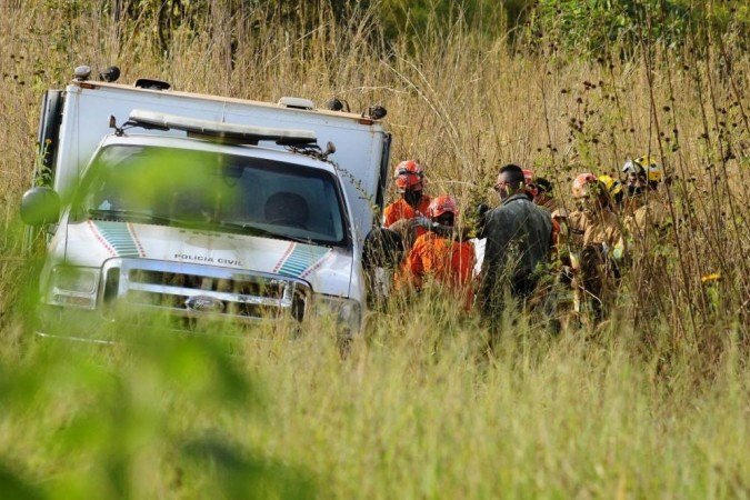 Momento em que corpo é colocado no carro do IML