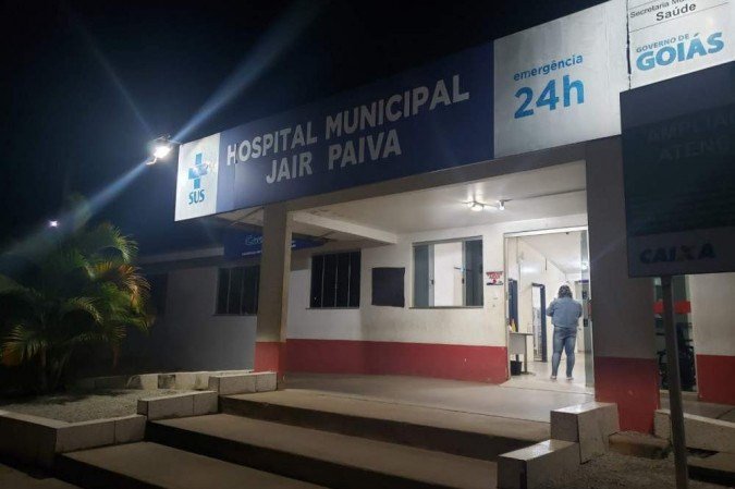 A equipe de reportagem do Correio encontrou Thiago saindo de dentro do Hospital Municipal Jair Paiva, no centro de Cocalzinho, ferido na perna - (crédito: Darcianne Diogo) A equipe de reportagem do Correio encontrou Thiago saindo de dentro do Hospital Municipal Jair Paiva, no centro de Cocalzinho, ferido na perna - (crédito: Darcianne Diogo)