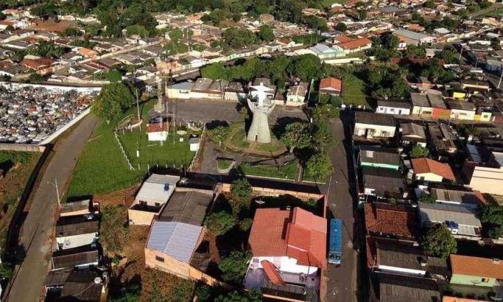 Homem mata irmã enforcada, avisa à família e depois foge em Minas Gerais 