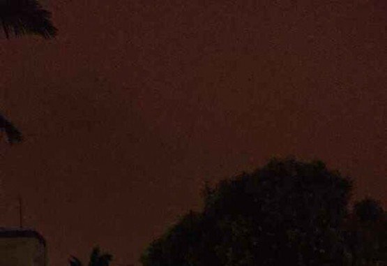 Durante chuva desta noite, céu ficou avermelhado no Sudoeste