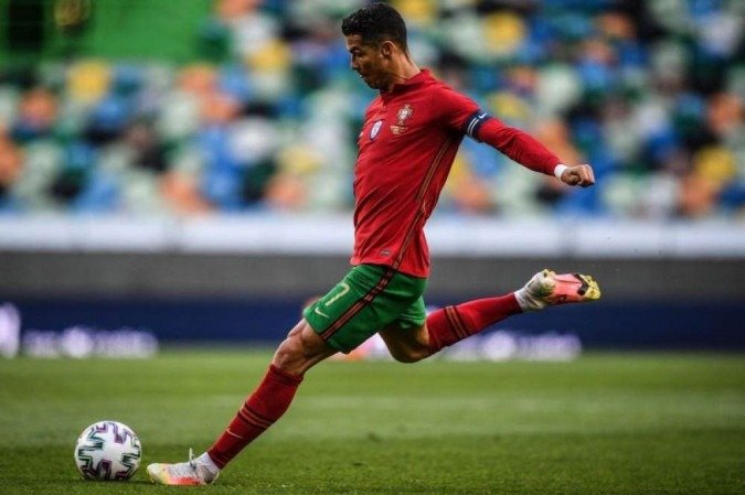 Cristiano Ronaldo prepara chute durante jogo da seleção de Portugal