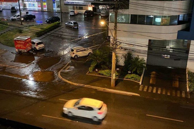 Na rua 18 de Águas Claras, a chuva formou um poça d'água perto do shopping da cidade