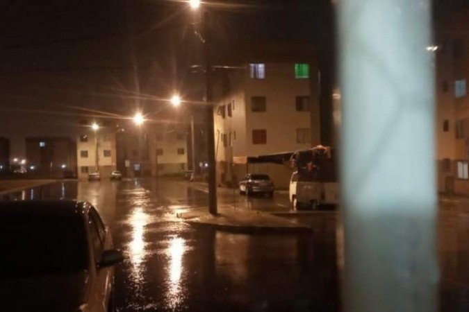 No Paranoá Parque, alguns postes ficaram apagados durante a chuva e vento forte - (crédito: Material cedido ao Correio) No Paranoá Parque, alguns postes ficaram apagados durante a chuva e vento forte - (crédito: Material cedido ao Correio)