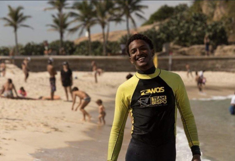 Matheus Ribeiro &eacute; atleta e instrutor de Surf. Ele afirma que quer inspirar crian&ccedil;as da comunidade da Mar&eacute;
