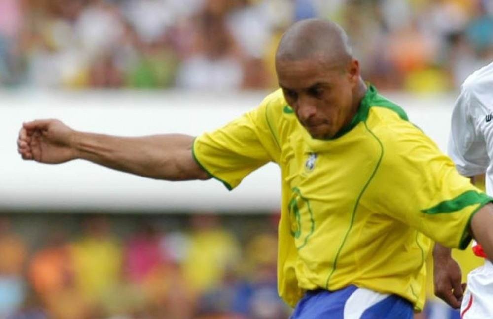 Pentacampeão Roberto Carlos tem complicação em cirurgia no coração, diz jornal espanhol