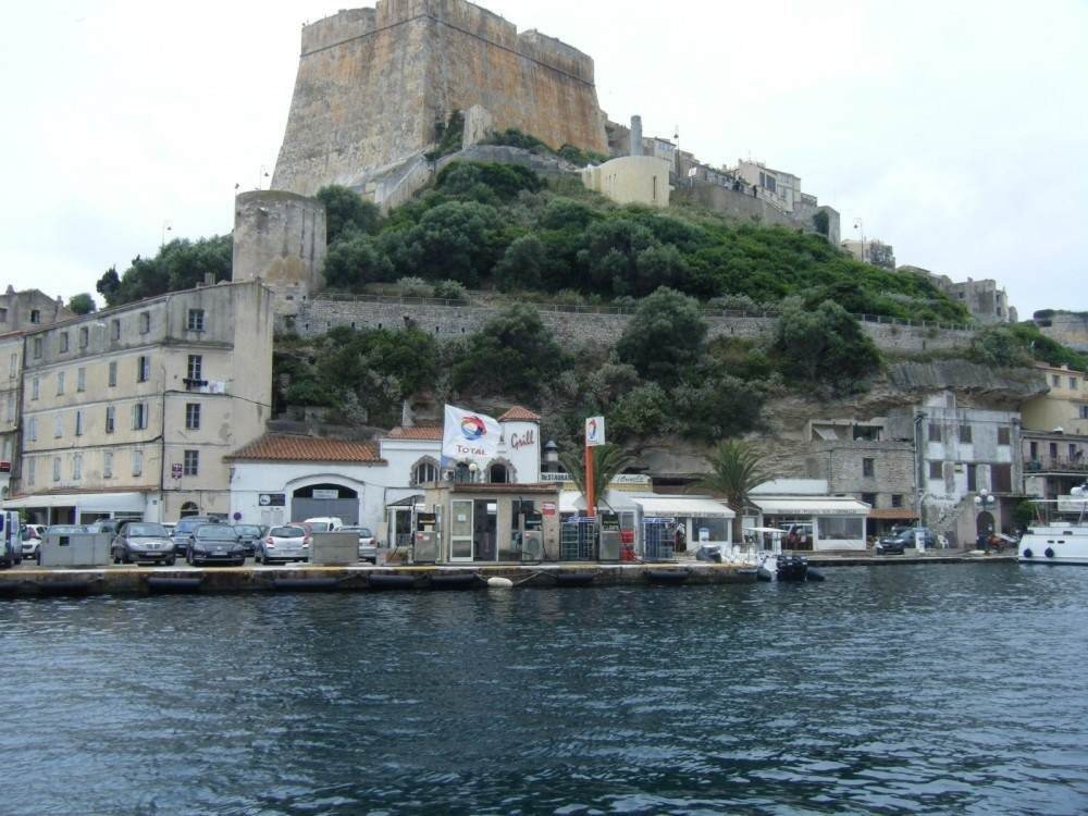 Bombeiros franceses recuperam resíduos de hidrocarbonetos em praia da Córsega
