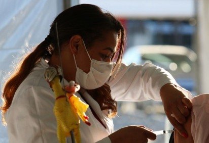 São Paulo - Vacinação contra covid-19 de pessoas com comorbidade no posto drive-thru montado no Memorial da América Latina. -  (crédito: Rovena Rosa/Agência Brasil) -São Paulo - Vacinação contra covid-19 de pessoas com comorbidade no posto drive-thru montado no Memorial da América Latina. -  (crédito: Rovena Rosa/Agência Brasil)