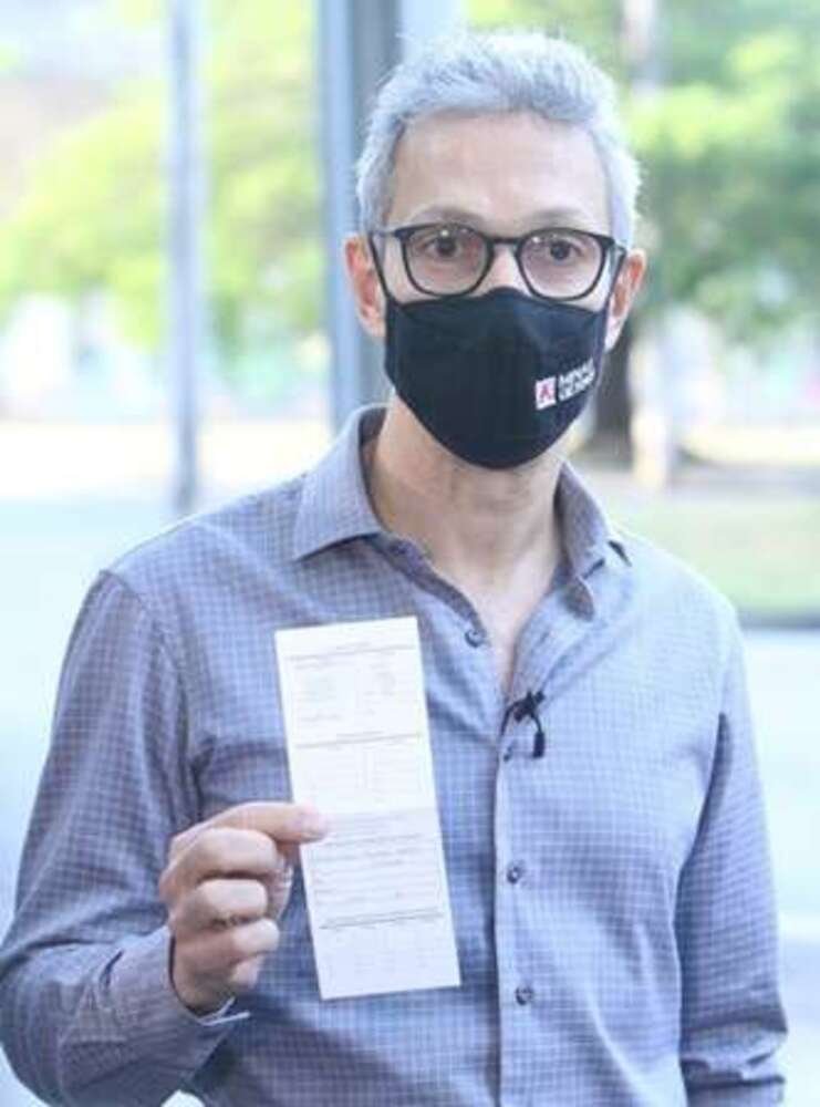 Romeu Zema com o cart&atilde;o de vacina&ccedil;&atilde;o 