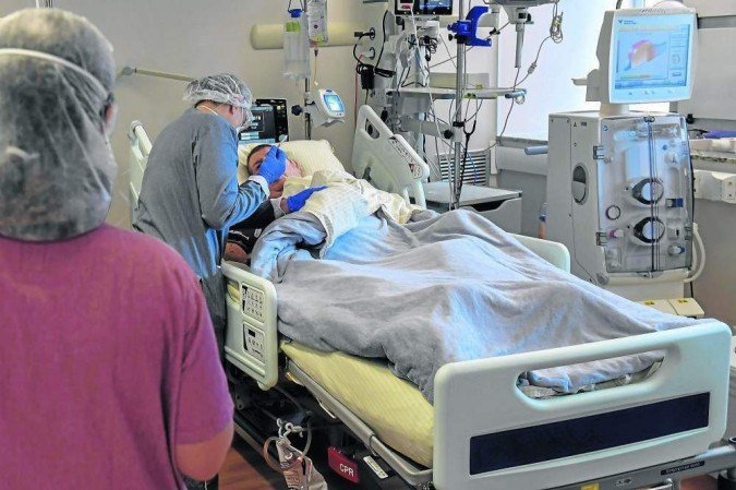 Médico examina paciente no Einstein: terapia experimental realizada em 15 hospitais do país também pode evitar a insuficiência respiratória - (crédito: Nelson Almeida/AFP) Médico examina paciente no Einstein: terapia experimental realizada em 15 hospitais do país também pode evitar a insuficiência respiratória - (crédito: Nelson Almeida/AFP)
