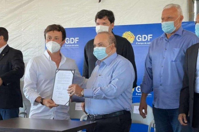 A declaração foi feita após Ibaneis assinar a ratificação do termo de compromisso para a regularização fundiária do Condomínio Privê Morada Sul, Etapa C, no Jardim Botânico - (crédito: Ana Maria da Silva) A declaração foi feita após Ibaneis assinar a ratificação do termo de compromisso para a regularização fundiária do Condomínio Privê Morada Sul, Etapa C, no Jardim Botânico - (crédito: Ana Maria da Silva)
