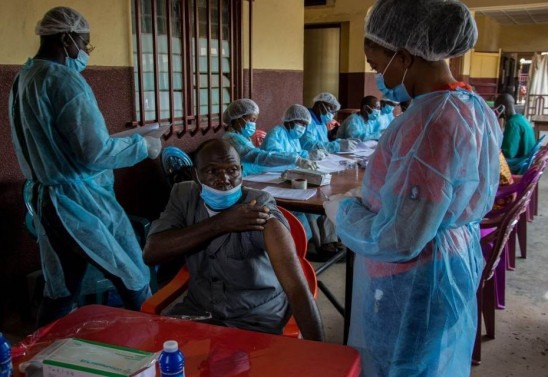 Vacinação contra ebola na Guiné em fevereiro de 2021 / CAROL VALADE / AFP